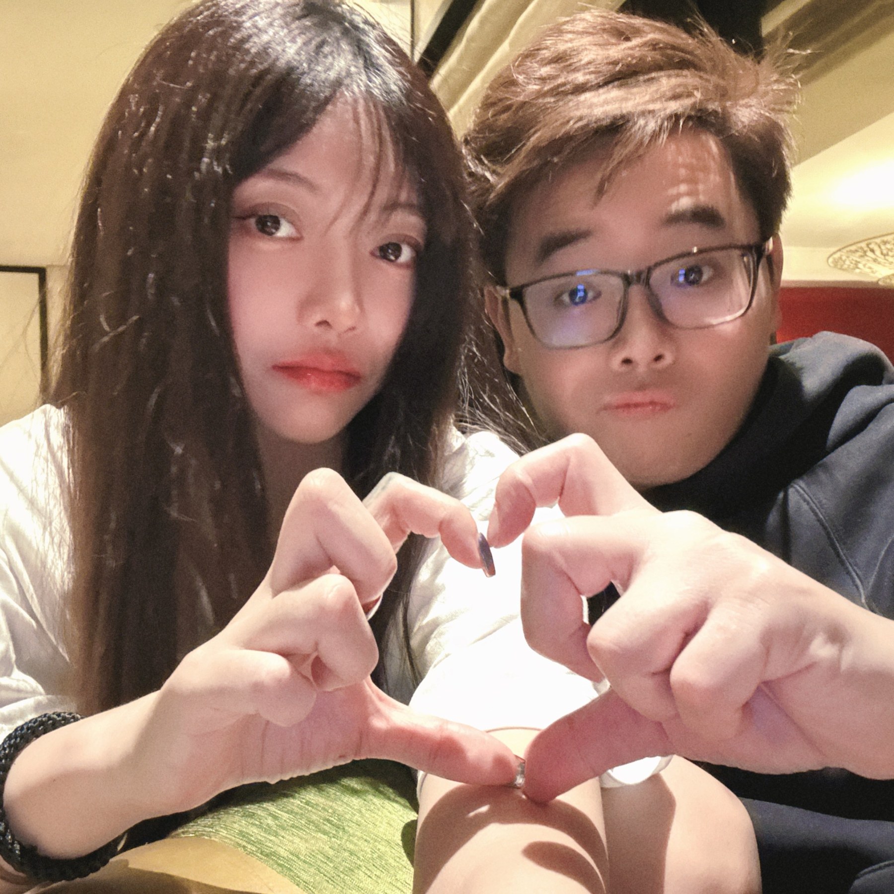 老苏与佩奇一起比心的合照